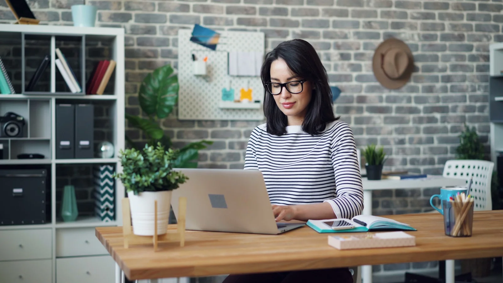 femme portant des lunettes de repos devant son écran d'ordinateur